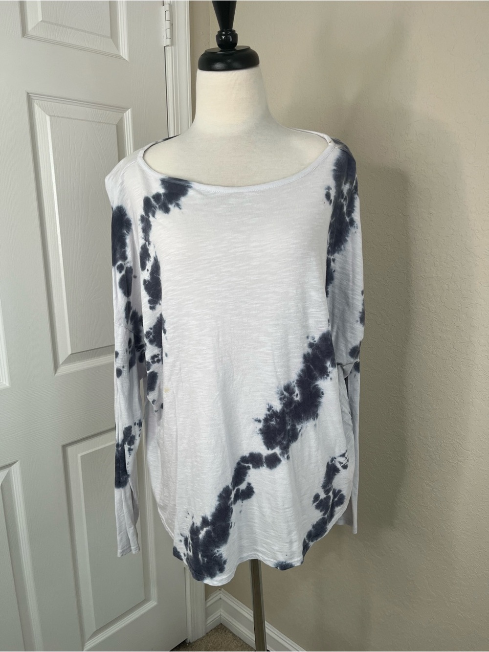 Zella White and Black Tie-Dye Long Sleeve Scoop Neck Top